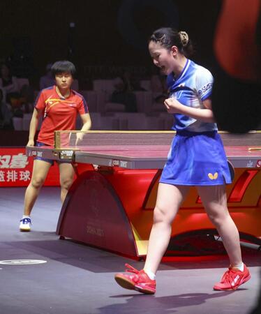 　女子シングルス３回戦でポイントを奪い、ガッツポーズする張本美和（共同）