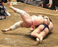 　高安（右）を伝え反りで破った宇良（撮影・持木克友）