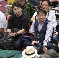 　観戦する大橋ジム・大橋秀行会長と八重樫東（撮影・持木克友）
