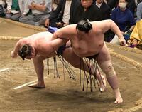 　安青錦（左）を小手投げで下した琴桜（撮影・持木克友）