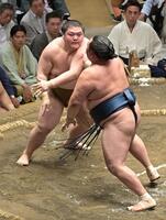 　玉鷲を激しく攻める王鵬（左）＝撮影・持木克友