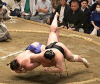 　安青錦（左）を小手投げで下した琴桜（撮影・持木克友）