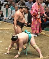 　一山本をはたき込みで破った霧島（撮影・持木克友）