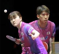 　混合ダブルス準々決勝を突破した吉村真晴（右）、大藤沙月組（共同）