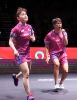 　混合ダブルス準々決勝でポイントを奪い、ガッツポーズする吉村真晴（右）、大藤沙月組（共同）