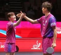 　勝利後にタッチを交わす吉村真晴（右）、大藤沙月組（共同）