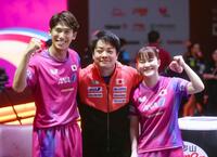 　混合ダブルス準決勝進出を決め、男子の岸川聖也監督（中央）と喜ぶ吉村真晴（左）、大藤沙月組（共同）