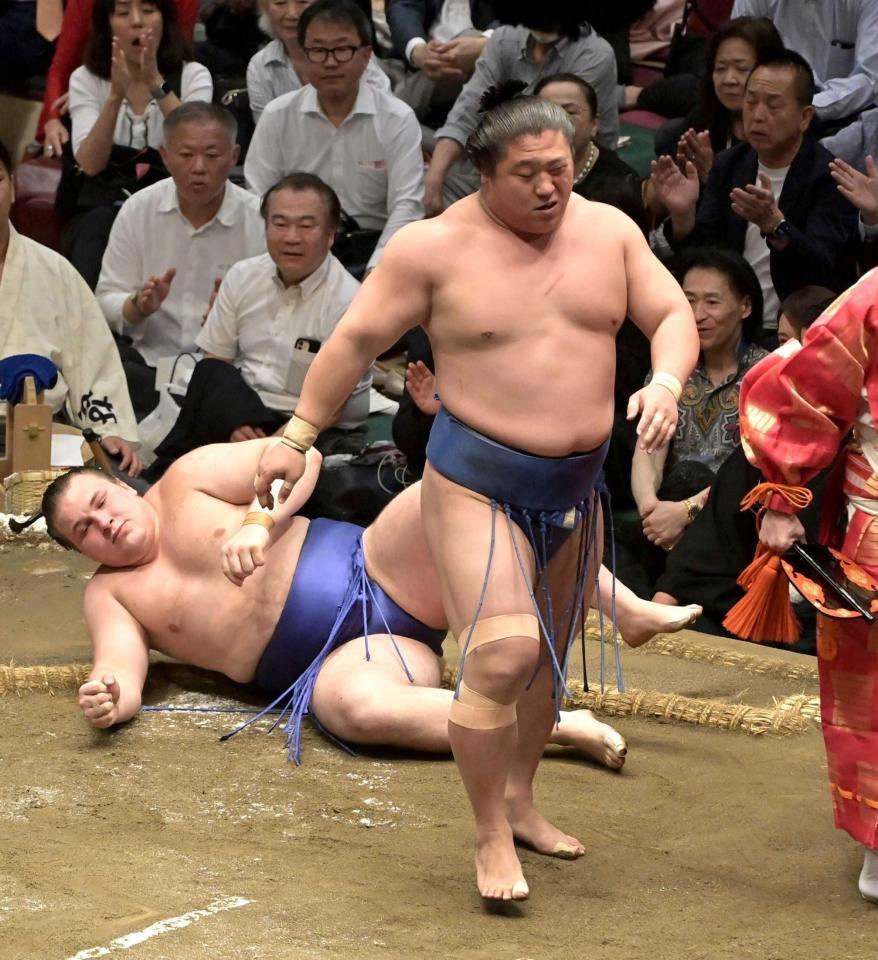 　安青錦を肩透かしで下し２敗を守った若隆景（右）＝撮影・持木克友