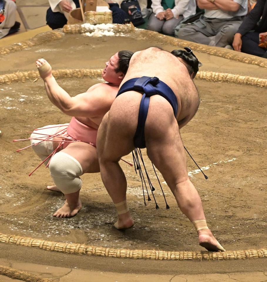 　高安（右）を伝え反りで破った宇良（撮影・持木克友）