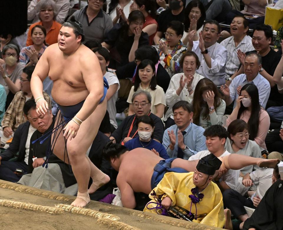 　若隆景を寄り倒しで下した大の里（左）＝撮影・持木克友