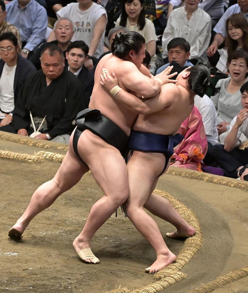 　平戸海（右）を押し出しで破った若元春（撮影・持木克友）