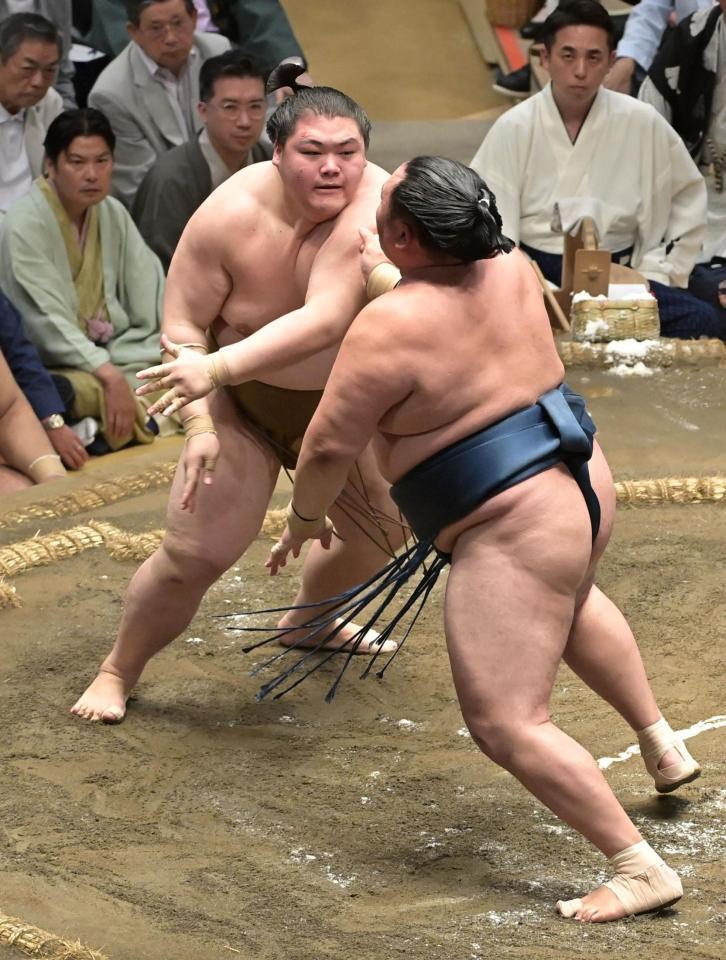 　玉鷲を激しく攻める王鵬（左）＝撮影・持木克友