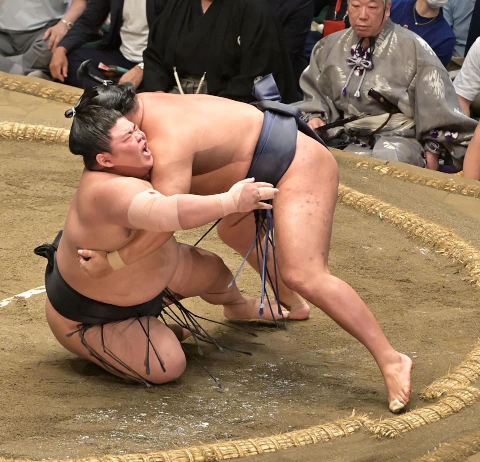 　腰砕けで豊昇龍に敗れ悔しそうな伯桜鵬（左）＝撮影・持木克友