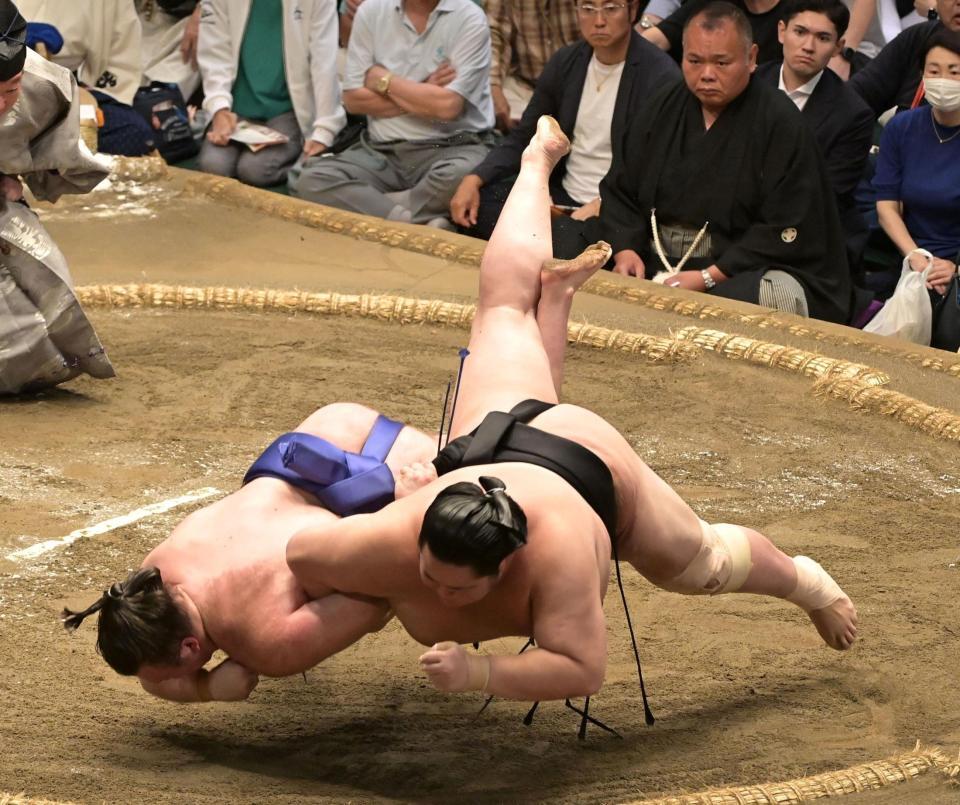 　安青錦（左）を小手投げで下した琴桜（撮影・持木克友）