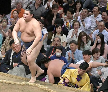 大の里　自己最長タイ初日から１１連勝　若隆景に今場所初苦戦　相手の投げに乗じて寄り倒し「攻め切れた」