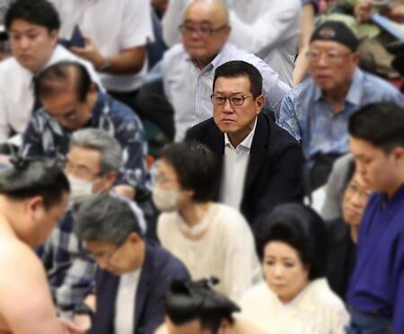 　観戦する原辰徳氏（撮影・佐々木彰尚）