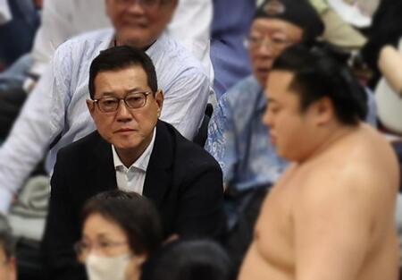 夏場所にプロ野球界の大物が再登場 SNS沸く「今場所2度目?」「熱心やな」「相変わらず若いな」 前日は男子ゴルフのプロアマ戦出場