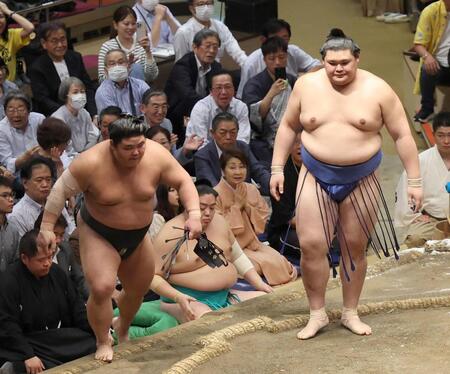 伯桜鵬（左）をはたき込みで下した大の里＝両国国技館（撮影・佐々木彰尚）