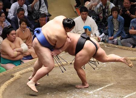 　伯桜鵬（右）をはたき込みで下す大の里（撮影・佐々木彰尚）