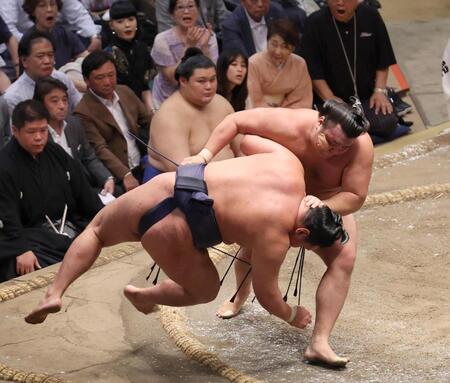 　霧島（上）の上手投げで敗れた豊昇龍（撮影・佐々木彰尚）