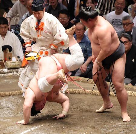 　若元春（右）のはたき込みで敗れた宇良（撮影・佐々木彰尚）