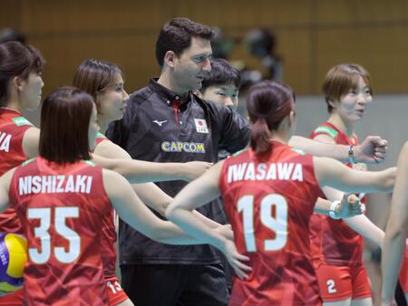 　選手たちと拳を突き出すバレーボール女子日本代表のフェルハト・アクバシュ監督（中央）＝撮影・吉澤敬太