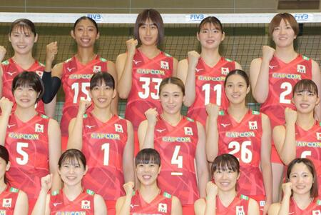 　笑顔を見せるバレーボール女子日本代表。（前列左から）福留慧美、小島満菜美、中川つかさ、西崎愛菜、（２列目同）長内美和子、岩崎こよみ、石川真佑、佐藤淑乃、関菜々巳、（後列同）黒後愛、宮部藍梨、秋本美空、山田二千華、荒木彩花＝味の素ナショナルトレーニングセンター（撮影・吉澤敬太）