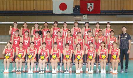 　笑顔を見せるバレーボール女子日本代表。（前列左から）塩出仁美、西村弥菜美、川畑遥奈、福留慧美、小島満菜美、中川つかさ、西崎愛菜、岩沢実育、和田由紀子、松井珠己、（２列目同）小川愛里奈、山口真季、長内美和子、岩崎こよみ、石川真佑、佐藤淑乃、関菜々巳、野中瑠衣、オクム大庭冬美ハウィ、深沢めぐみ、フェルハト・アクバシュ監督、（後列同）麻野七奈未、島村春世、黒後愛、宮部藍梨、秋本美空、山田二千華、荒木彩花、河俣心海、北窓絢音、山中宏予＝味の素ナショナルトレーニングセンター（撮影・吉澤敬太）