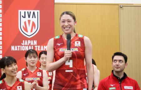 　記者会見であいさつするバレーボール女子日本代表の石川真佑主将。右はフェルハト・アクバシュ監督＝２２日、東京都北区