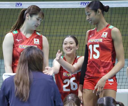 　写真撮影時、黒後愛（左）と宮部藍梨（右）の間に入れてもらう佐藤淑乃＝味の素ナショナルトレーニングセンター（撮影・吉澤敬太）