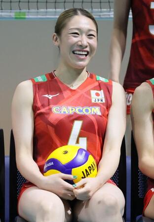 　笑顔を見せる石川真佑＝味の素ナショナルトレーニングセンター（撮影・吉澤敬太）