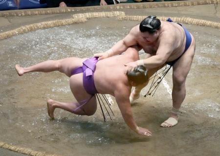 　高安（右）が上手投げで尊富士を下す＝両国国技館