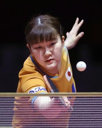 　女子シングルス４回戦でプレーする大藤沙月（共同）