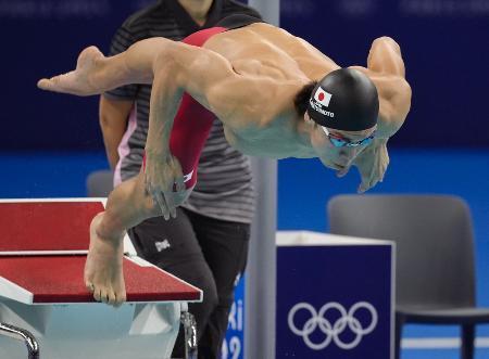 　パリ五輪男子１００メートルバタフライ予選でスタートする松元克央＝昨年８月、パリ郊外