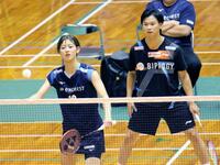 　初戦を突破した渡辺勇大（右）、田口真彩組＝２４年９月