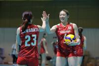 　練習を終え、笑顔でタッチを交わす女子バレーボール日本代表の石川真佑