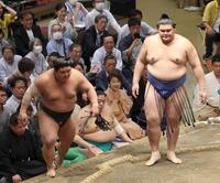 伯桜鵬（左）をはたき込みで下した大の里＝両国国技館（撮影・佐々木彰尚）