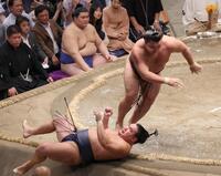 　霧島（上）の上手投げで敗れた豊昇龍＝両国国技館（撮影・佐々木彰尚）