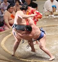 　欧勝馬（左）を寄り切りで下す若隆景（撮影・佐々木彰尚）