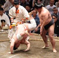 　若元春（右）のはたき込みで敗れた宇良（撮影・佐々木彰尚）