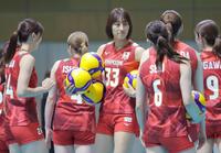 　ボールを集める秋本美空（中央）＝味の素ナショナルトレーニングセンター（撮影・吉澤敬太）