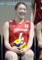 　笑顔を見せる石川真佑＝味の素ナショナルトレーニングセンター（撮影・吉澤敬太）