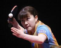 　女子シングルス４回戦でプレーする大藤沙月（共同）