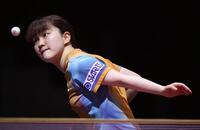 　女子シングルス４回戦でプレーする大藤沙月（共同）