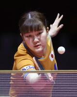 　女子シングルス４回戦でプレーする大藤沙月（共同）