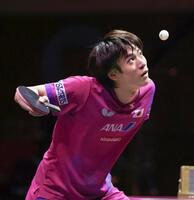 　男子シングルス４回戦を突破した戸上隼輔（共同）