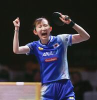 　女子シングルス４回戦で勝利し、喜ぶ早田ひな（共同）