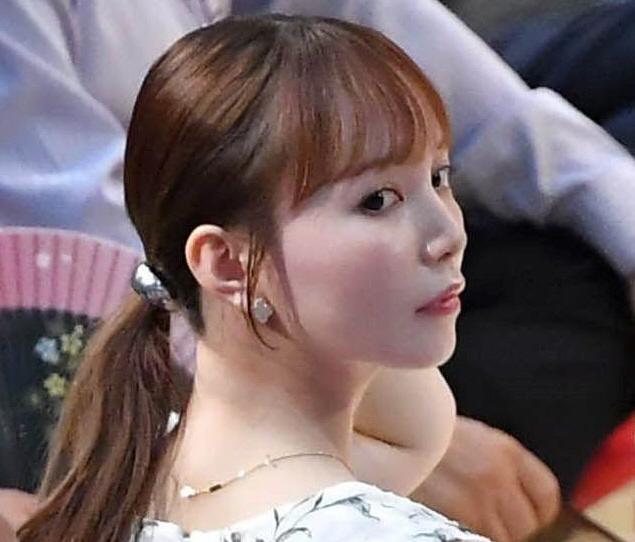 大相撲客席で異彩「美人」　恍惚表情な