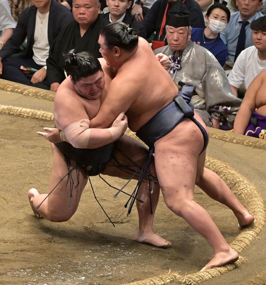 　腰くだけで伯桜鵬（左）を下した豊昇龍＝撮影・持木克友