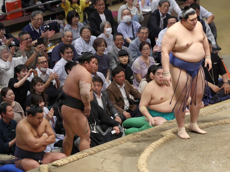 　伯桜鵬（中央）をはたき込みで下した大の里（撮影・佐々木彰尚）